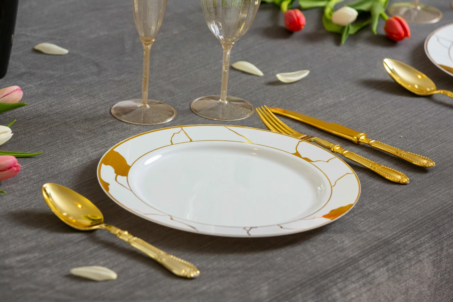 Outlet 🔔 Posh Setting 40 Pack White and Gold Round Plastic Dinnerware Value Set (20 Guests) - Marble 🧨 4 Outlet 🔔 Posh Setting 40 Pack White and Gold Round Plastic Dinnerware Value Set (20 Guests) - Marble 🧨 - Image 2