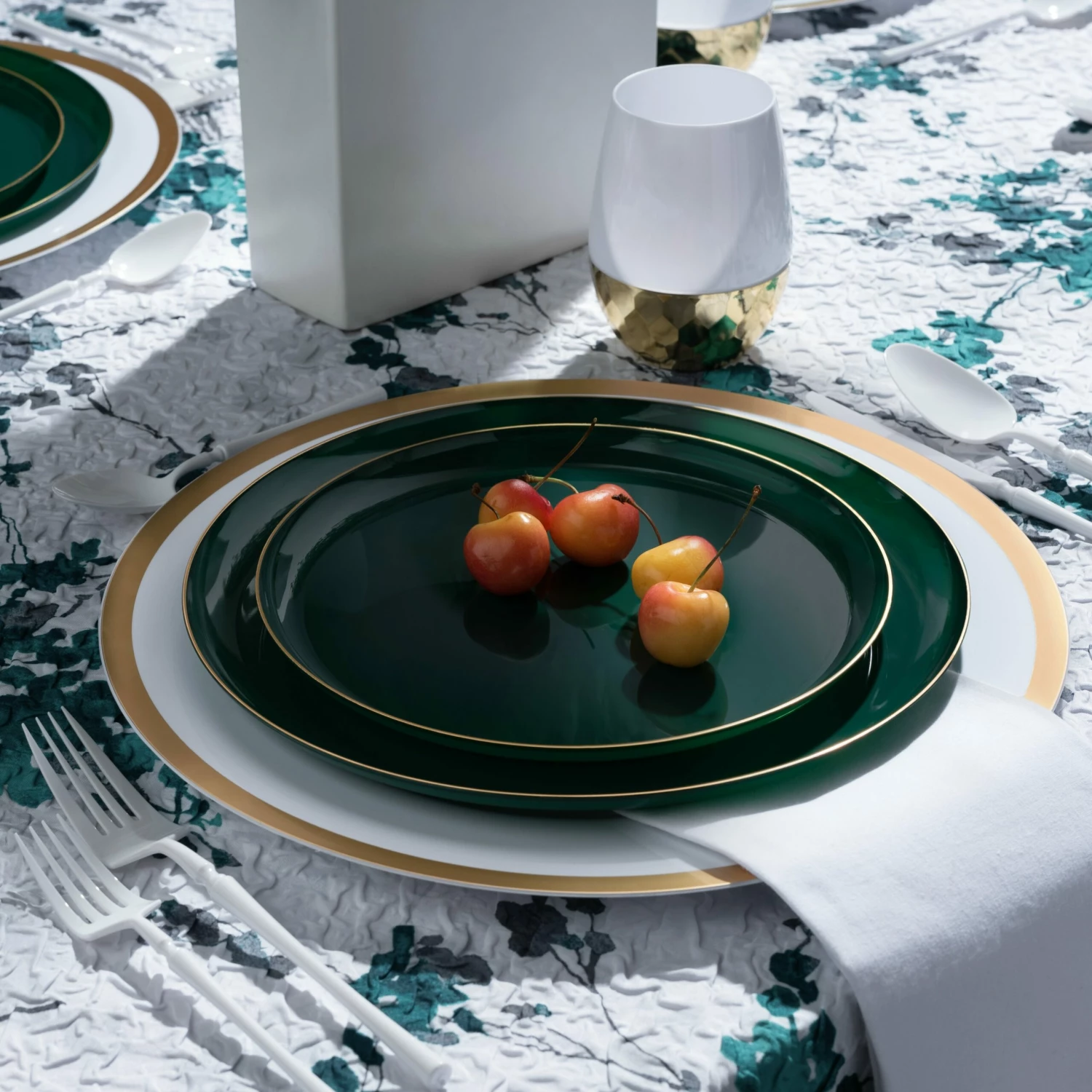 Best Sale β Posh Setting 20 Pack Green and Gold Round Plastic Dinnerware Set (10 Guests) - Edge π 4 Best Sale β Posh Setting 20 Pack Green and Gold Round Plastic Dinnerware Set (10 Guests) - Edge π - Image 2
